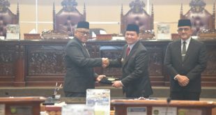 Pj. Gubernur Sumsel, Elen Setiadi, bersalaman dengan Wakil Ketua DPRD Sumsel, Giri Ramanda Kiemas, pada Rapat Paripurna ke 87 DPRD Sumsel tanggal 23 Agustus 2024 dengan Agenda Perubahan Kebijakan Umum Anggaran (KUA) dan Plafon Prioritas Anggaran Sementara (PPAS) Anggaran Pendapat dan Belanja Daerah (APBD) Tahun Anggaran (TA) 2024. (Bekisar Media / DPRD Sumsel)