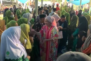 Bakal Calon Bupati (Cabup) Kabupaten Musi Banyuasin (Muba), Hj. Lucianty menghadiri tiga rangkaian kegiatan Pengurus Cabang (PC) Muslimat dan Fatayat Nahdlatul Ulama (NU) Kabupaten Muba di Kecamatan Tungkal Jaya sekaligus, pada hari Senin tanggal 9 September 2024, di Desa Margo Mulyo. (BekisarMedia.id/Eka Sahputra)