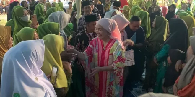 Bakal Calon Bupati (Cabup) Kabupaten Musi Banyuasin (Muba), Hj. Lucianty menghadiri tiga rangkaian kegiatan Pengurus Cabang (PC) Muslimat dan Fatayat Nahdlatul Ulama (NU) Kabupaten Muba di Kecamatan Tungkal Jaya sekaligus, pada hari Senin tanggal 9 September 2024, di Desa Margo Mulyo. (BekisarMedia.id/Eka Sahputra)