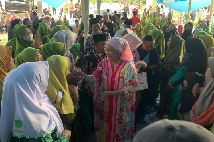 Bakal Calon Bupati (Cabup) Kabupaten Musi Banyuasin (Muba), Hj. Lucianty menghadiri tiga rangkaian kegiatan Pengurus Cabang (PC) Muslimat dan Fatayat Nahdlatul Ulama (NU) Kabupaten Muba di Kecamatan Tungkal Jaya sekaligus, pada hari Senin tanggal 9 September 2024, di Desa Margo Mulyo. (BekisarMedia.id/Eka Sahputra)