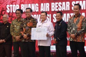 Penjabat (Pj.) Gubernur Provinsi Sumatera Selatan (Sumsel), Elen Setiadi, bersama para Bupati dan Walikota Se Sumsel, berkomitmen mewujudkan target 0% Buang Air Besar Sembarang (SBS) yang dituangkan dalam Penandatanganan Komitmen Bersama Percepatan Stop Buang Air Besar Sembarangan. (foto : Humas Pemprov Sumsel)