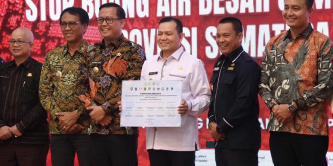 Penjabat (Pj.) Gubernur Provinsi Sumatera Selatan (Sumsel), Elen Setiadi, bersama para Bupati dan Walikota Se Sumsel, berkomitmen mewujudkan target 0% Buang Air Besar Sembarang (SBS) yang dituangkan dalam Penandatanganan Komitmen Bersama Percepatan Stop Buang Air Besar Sembarangan. (foto : Humas Pemprov Sumsel)