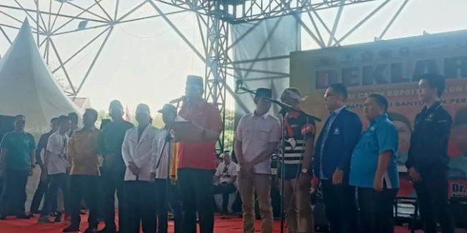 Ketua Dewan Pimpinan Cabang (DPC) Partai Demokrasi Indonesia (PDI) Perjuangan Kabupaten Musi Banyuasin (Muba), Beni Hernedi, ditunjuk menjadi Panglima Perang Hj. Lucianty dan H. Syaparuddin pada Pemilihan Kepala Daerah (Pilkada) tahun 2024 sebagai Bakal Calon Bupati (Cabup) dan Calon Wakil Bupati (Cawabup) Kabupaten Muba periode 2025-2030. (BekisarMedia.id/Eka Sahputra)