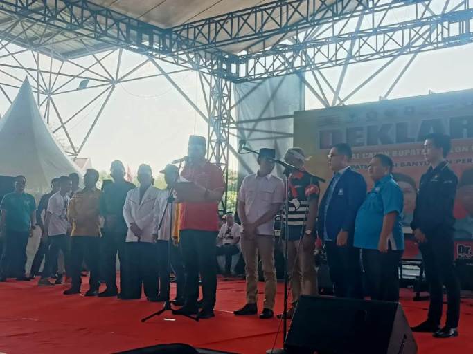 Ketua Dewan Pimpinan Cabang (DPC) Partai Demokrasi Indonesia (PDI) Perjuangan Kabupaten Musi Banyuasin (Muba), Beni Hernedi, ditunjuk menjadi Panglima Perang Hj. Lucianty dan H. Syaparuddin pada Pemilihan Kepala Daerah (Pilkada) tahun 2024 sebagai Bakal Calon Bupati (Cabup) dan Calon Wakil Bupati (Cawabup) Kabupaten Muba periode 2025-2030. (BekisarMedia.id/Eka Sahputra)