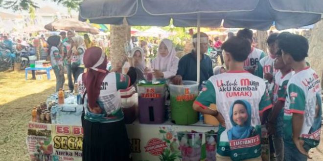 Salah satu pedagang minuman yang hadir di acara Deklarasi Hj. Lucianty dan H. Syaparuddin Maju di Pilkada Muba, hari Selasa tanggal 3 Agustus 2024. (BekisarMedia.id/Eka)