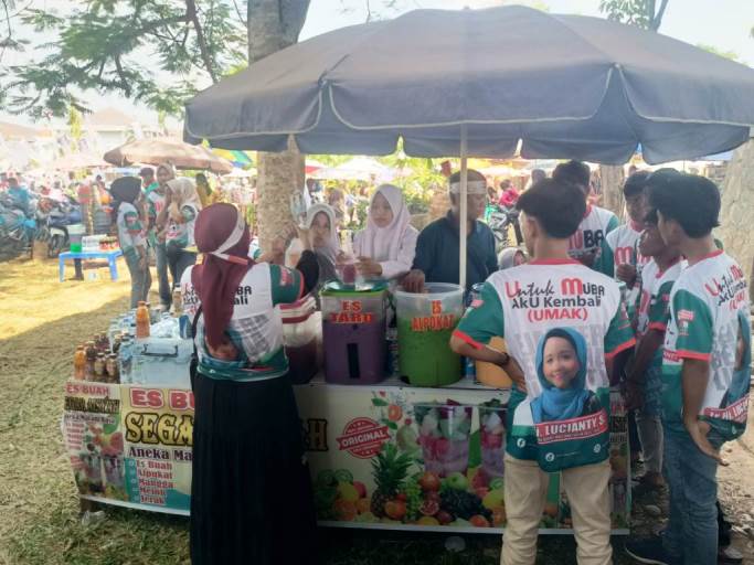 Salah satu pedagang minuman yang hadir di acara Deklarasi Hj. Lucianty dan H. Syaparuddin Maju di Pilkada Muba, hari Selasa tanggal 3 Agustus 2024. (BekisarMedia.id/Eka)