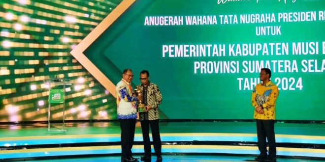 Kepala Dinas Perhubungan Kabupaten Musi Banyuasin, Musni Wijaya, menerima Piala Wahana Tata Nugraha Tahun 2024 dari Kementerian Perhubungan Republik Indonesia. (foto : Dinkominfo Muba)