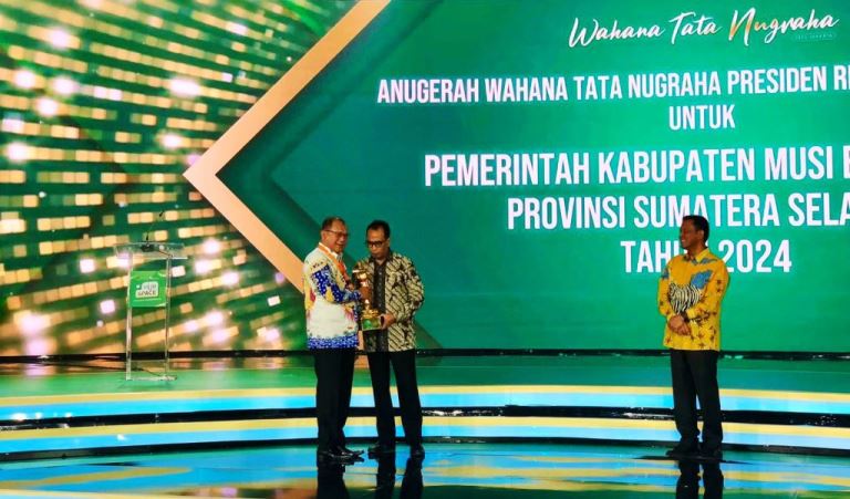 Kepala Dinas Perhubungan Kabupaten Musi Banyuasin, Musni Wijaya, menerima Piala Wahana Tata Nugraha Tahun 2024 dari Kementerian Perhubungan Republik Indonesia. (foto : Dinkominfo Muba)