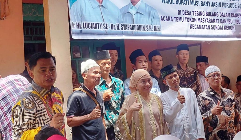 Bakal Calon Bupati (Cabup) Kabupaten Musi Banyuasin (Muba), Hj. Lucianty, melakukan pertemuan dengan Tokoh Masyarakat (Tomas) dan ibu-ibu yang berada di Desa Tebing Bulang, Kecamatan Sungai Keruh, pada hari Minggu tanggal 8 September 2024. (BekisarMedia.id/Eka Sahputra)