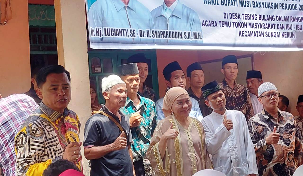 Bakal Calon Bupati (Cabup) Kabupaten Musi Banyuasin (Muba), Hj. Lucianty, melakukan pertemuan dengan Tokoh Masyarakat (Tomas) dan ibu-ibu yang berada di Desa Tebing Bulang, Kecamatan Sungai Keruh, pada hari Minggu tanggal 8 September 2024. (BekisarMedia.id/Eka Sahputra)