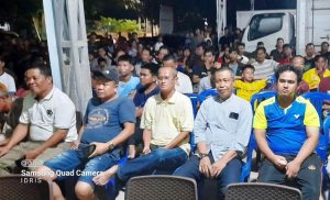Bakal Calon Wakil Bupati (Cawabup) Kabupaten Musi Banyuasin, H. Syaparuddin, nonton bareng pertandingan Timnas Indonesia melawan Australia, di Posko UMAK yang beralan di jalan Inpres, hari Selasa tanggal 10 September 2024. (BekisarMedia.id/Eka Sahputra)