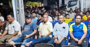 Bakal Calon Wakil Bupati (Cawabup) Kabupaten Musi Banyuasin, H. Syaparuddin, nonton bareng pertandingan Timnas Indonesia melawan Australia, di Posko UMAK yang beralan di jalan Inpres, hari Selasa tanggal 10 September 2024. (BekisarMedia.id/Eka Sahputra)