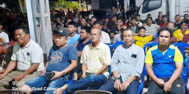 Bakal Calon Wakil Bupati (Cawabup) Kabupaten Musi Banyuasin, H. Syaparuddin, nonton bareng pertandingan Timnas Indonesia melawan Australia, di Posko UMAK yang beralan di jalan Inpres, hari Selasa tanggal 10 September 2024. (BekisarMedia.id/Eka Sahputra)
