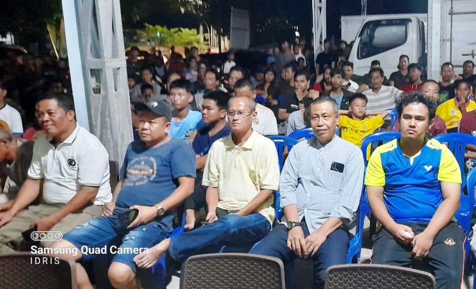 Bakal Calon Wakil Bupati (Cawabup) Kabupaten Musi Banyuasin, H. Syaparuddin, nonton bareng pertandingan Timnas Indonesia melawan Australia, di Posko UMAK yang beralan di jalan Inpres, hari Selasa tanggal 10 September 2024. (BekisarMedia.id/Eka Sahputra)