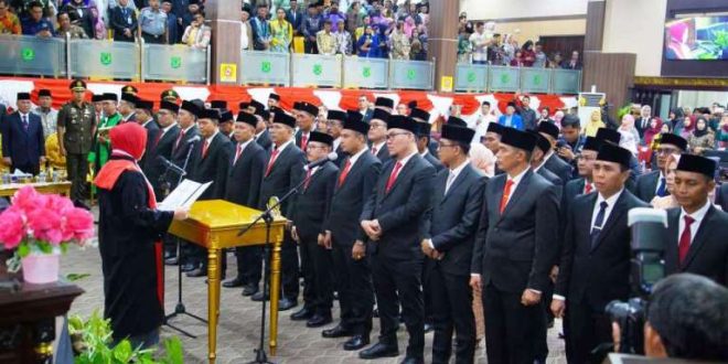 Ketua Pengadilan Negeri Sekayu Kelas IB, Silvi Ariani, mengambil sumpah dan janji dari Anggota DPRD Kabupaten Muba periode 2024-2029 yang dilantik pada hari Rabu tanggal 11 September 2024. (BekisarMedia.id/Eka Sahputra)