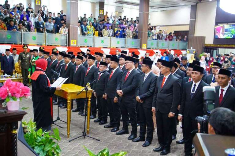 Ketua Pengadilan Negeri Sekayu Kelas IB, Silvi Ariani, mengambil sumpah dan janji dari Anggota DPRD Kabupaten Muba periode 2024-2029 yang dilantik pada hari Rabu tanggal 11 September 2024. (BekisarMedia.id/Eka Sahputra)