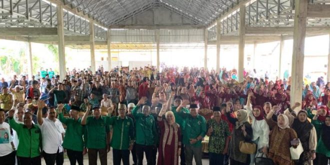 Calon Bupati (Cabup) Kabupaten Musi Banyuasin (Muba), Hj. Lucianty, bersama Dewan Pimpinan Cabang (DPC) Partai Persatuan Pembangunan (PPP) menggelar acara Konsolidasi di Desa Panai, Kecamatan Sanga Desa, pada hari Minggu tanggal 22 September 2024. (BekisarMedia.id/Eka Sahputra)