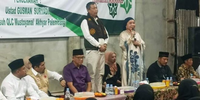 Calon Bupati dan Calon Wakil Bupati Kabupaten Musi Banyuasin, Hj. Lucianty dan H. Syaparuddin, menghadiri peringatan acara Maulid Nabi Muhammad SAW tahun 1.446 Hijriah di Gedung PKDP Kecamatan Sungai Lilin, hari Minggu sore, tanggal 29 September 2024. (BekisarMedia.id/Eka Sahputra)