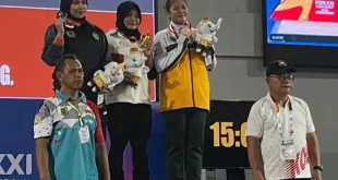 Indah Afriza, atlet Cabang Olahraga Angkat Besi, berhasil mendapatkan Medali Emas pertama untuk Sumsel pada PON Tahun 2024. (foto : Sutris)