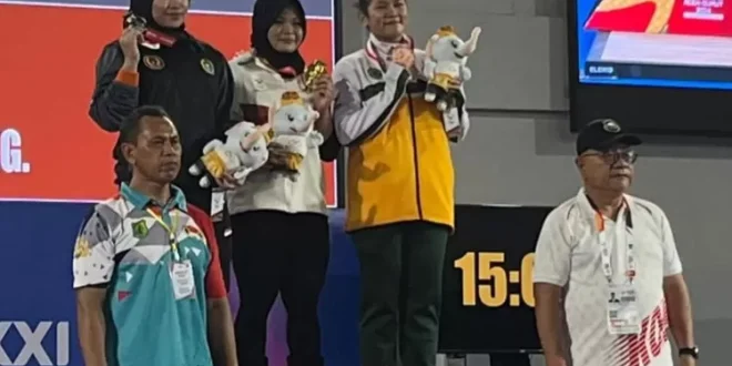 Indah Afriza, atlet Cabang Olahraga Angkat Besi, berhasil mendapatkan Medali Emas pertama untuk Sumsel pada PON Tahun 2024. (foto : Sutris)