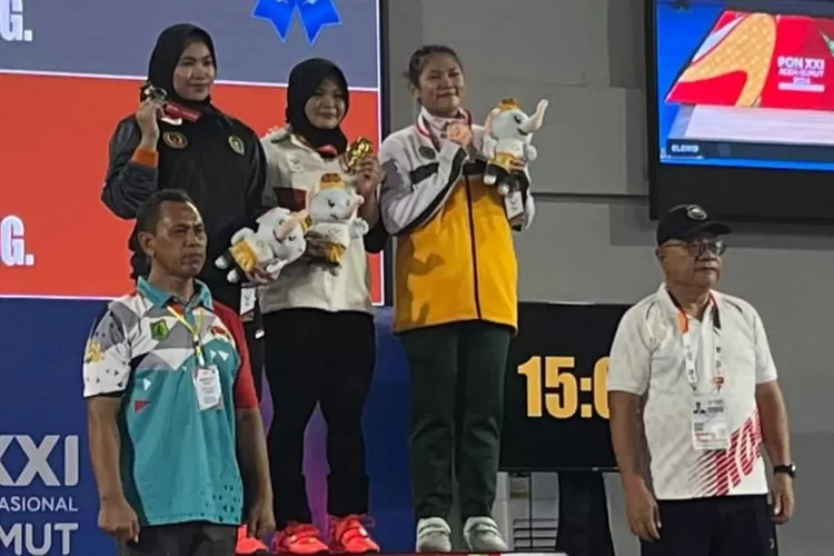 Indah Afriza, atlet Cabang Olahraga Angkat Besi, berhasil mendapatkan Medali Emas pertama untuk Sumsel pada PON Tahun 2024. (foto : Sutris)