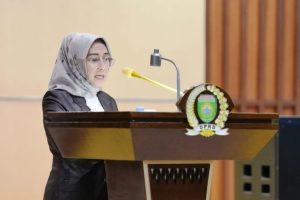 Juru Bicara Fraksi Partai Demokrasi Indonesia Perjuangan di Dewan Perwakilan Rakyat Provinsi Sumatera Selatan, Meli Mustika, menyampaikan Pandangan Umum terhadap Rancangan Peraturan Daerah (Raperda) Perubahan Anggaran Pendapatan dan Belanja Daerah (APBD) Sumsel Tahun Anggaran (TA) 2024 dalam Rapat Paripurna LXXXVIII (88) di Ruang Rapat Paripurna DPRD Sumsel, Jalan POM IX Kota Palembang, pada hari Senin tanggal 26 Agustus 2024. (Bekisar Media / DPRD Sumsel)