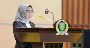Juru Bicara Fraksi Partai Demokrasi Indonesia Perjuangan di Dewan Perwakilan Rakyat Provinsi Sumatera Selatan, Meli Mustika, menyampaikan Pandangan Umum terhadap Rancangan Peraturan Daerah (Raperda) Perubahan Anggaran Pendapatan dan Belanja Daerah (APBD) Sumsel Tahun Anggaran (TA) 2024 dalam Rapat Paripurna LXXXVIII (88) di Ruang Rapat Paripurna DPRD Sumsel, Jalan POM IX Kota Palembang, pada hari Senin tanggal 26 Agustus 2024. (Bekisar Media / DPRD Sumsel)