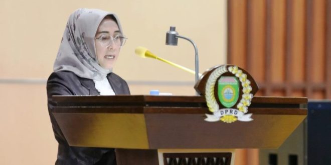 Juru Bicara Fraksi Partai Demokrasi Indonesia Perjuangan di Dewan Perwakilan Rakyat Provinsi Sumatera Selatan, Meli Mustika, menyampaikan Pandangan Umum terhadap Rancangan Peraturan Daerah (Raperda) Perubahan Anggaran Pendapatan dan Belanja Daerah (APBD) Sumsel Tahun Anggaran (TA) 2024 dalam Rapat Paripurna LXXXVIII (88) di Ruang Rapat Paripurna DPRD Sumsel, Jalan POM IX Kota Palembang, pada hari Senin tanggal 26 Agustus 2024. (Bekisar Media / DPRD Sumsel)
