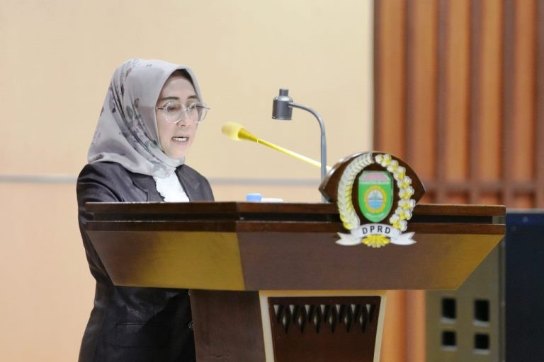 Juru Bicara Fraksi Partai Demokrasi Indonesia Perjuangan di Dewan Perwakilan Rakyat Provinsi Sumatera Selatan, Meli Mustika, menyampaikan Pandangan Umum terhadap Rancangan Peraturan Daerah (Raperda) Perubahan Anggaran Pendapatan dan Belanja Daerah (APBD) Sumsel Tahun Anggaran (TA) 2024 dalam Rapat Paripurna LXXXVIII (88) di Ruang Rapat Paripurna DPRD Sumsel, Jalan POM IX Kota Palembang, pada hari Senin tanggal 26 Agustus 2024. (Bekisar Media / DPRD Sumsel)