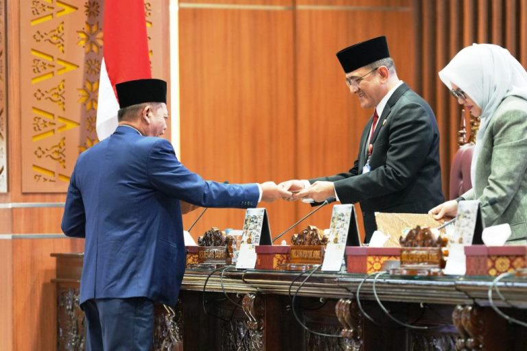 Anggota DPRD Sumatera Selatan menyerahkan Pandangan Umum terhadap Rancangan Peraturan Daerah (Raperda) Perubahan Anggaran Pendapatan dan Belanja Daerah (APBD) Sumsel Tahun Anggaran (TA) 2024 dalam Rapat Paripurna LXXXVIII (88) di Ruang Rapat Paripurna DPRD Sumsel, Jalan POM IX Kota Palembang, pada hari Senin tanggal 26 Agustus 2024. (Bekisar Media / DPRD Sumsel)