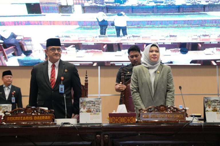 Sekretaris Daerah Provinsi Sumatera Selatan, Edward Chandra, bersama Wakil Ketua DPRD Sumsel, Kartika Sandra Desi, memimpin Rapat Paripurna LXXXVIII (88) di Ruang Rapat Paripurna DPRD Sumsel, Jalan POM IX Kota Palembang, pada hari Senin tanggal 26 Agustus 2024 dengan agenda Penyampaian Pandangan Umum terhadap Rancangan Peraturan Daerah (Raperda) Perubahan Anggaran Pendapatan dan Belanja Daerah (APBD) Sumsel Tahun Anggaran (TA) 2024. (Bekisar Media / DPRD Sumsel)
