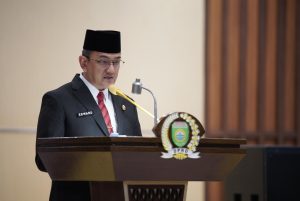 Sekretaris Daerah (Sekda) Provinsi Sumatera Selatan (Sumsel), Edward Chandra, membacakan jawaban tertulis Penjabat (Pj.) Gubernur Sumsel, Elen Setiadi, atas Pandangan Umum Fraksi-Fraksi Dewan Perwakilan Rakyat Daerah (DPRD) Sumsel terhadap Rancangan Peraturan Daerah (Raperda) Perubahan Anggaran Pendapatan dan Belanja Daerah (APBD) Sumsel Tahun Anggaran (TA) 2024 dalam Rapat Paripurna LXXXVIII (88) di Ruang Rapat Paripurna DPRD Sumsel, Jalan POM IX Kota Palembang, pada hari Rabu tanggal 28 Agustus 2024. (Bekisar Media / DPRD Sumsel)