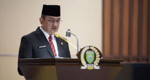 Sekretaris Daerah (Sekda) Provinsi Sumatera Selatan (Sumsel), Edward Chandra, membacakan jawaban tertulis Penjabat (Pj.) Gubernur Sumsel, Elen Setiadi, atas Pandangan Umum Fraksi-Fraksi Dewan Perwakilan Rakyat Daerah (DPRD) Sumsel terhadap Rancangan Peraturan Daerah (Raperda) Perubahan Anggaran Pendapatan dan Belanja Daerah (APBD) Sumsel Tahun Anggaran (TA) 2024 dalam Rapat Paripurna LXXXVIII (88) di Ruang Rapat Paripurna DPRD Sumsel, Jalan POM IX Kota Palembang, pada hari Rabu tanggal 28 Agustus 2024. (Bekisar Media / DPRD Sumsel)