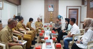 Sekretaris Daerah (Sekda) Provinsi Sumatera Selatan (Sumsel), Edward Candra, menerima Pengurus Musi Runners serta jajaran, dalam rangka Permohonan Kegiatan Musi Half Marathon, bertempat di Ruang Tamu Sekda Sumsel, hari Senin tanggal 2 September 2024. (foto : Humas Pemprov Sumsel)