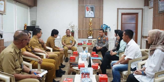 Sekretaris Daerah (Sekda) Provinsi Sumatera Selatan (Sumsel), Edward Candra, menerima Pengurus Musi Runners serta jajaran, dalam rangka Permohonan Kegiatan Musi Half Marathon, bertempat di Ruang Tamu Sekda Sumsel, hari Senin tanggal 2 September 2024. (foto : Humas Pemprov Sumsel)