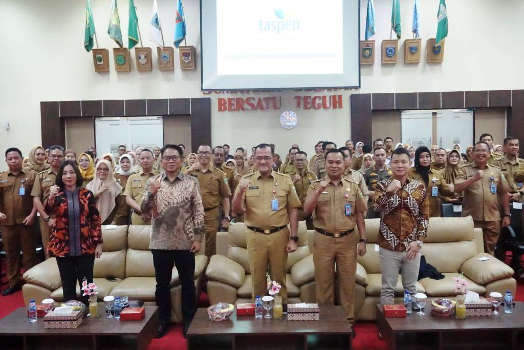 Edward Candra saat menghadiri dan membuka acara sosialisasi PT. TASPEN Group di lingkungan Pemerintah Provinsi (Pemprov) Sumsel di Auditorium Bina Praja, Kota Palembang, pada hari Senin tanggal 30 September 2024. (foto : Humas Pemprov Sumsel)