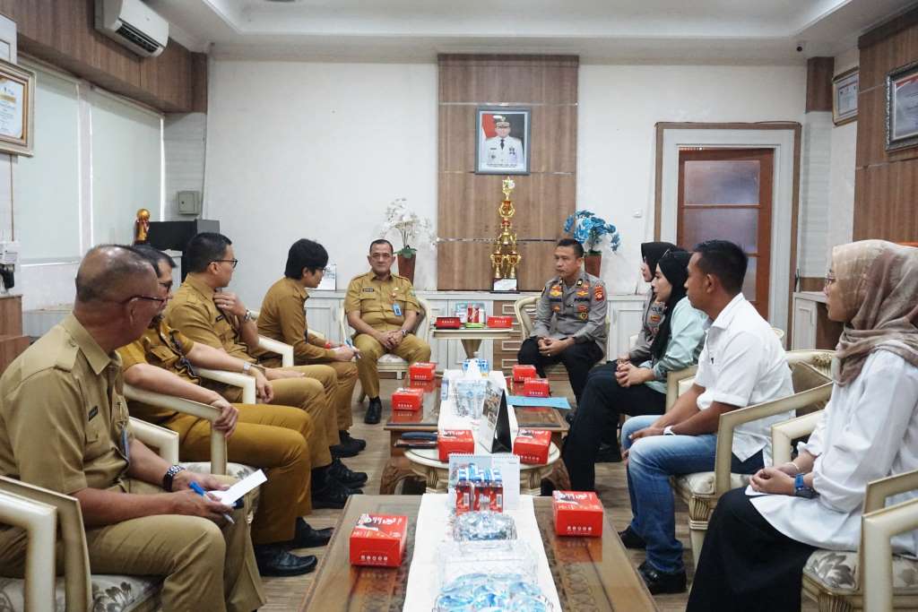 Sekretaris Daerah (Sekda) Provinsi Sumatera Selatan (Sumsel), Edward Candra, menerima Pengurus Musi Runners serta jajaran, dalam rangka Permohonan Kegiatan Musi Half Marathon, bertempat di Ruang Tamu Sekda Sumsel, hari Senin tanggal 2 September 2024. (foto : Humas Pemprov Sumsel)