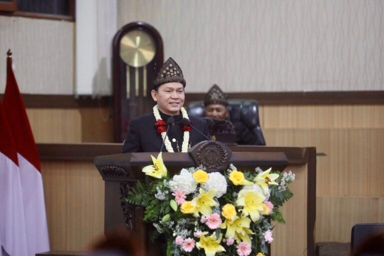 Penjabat (Pj.) Gubernur Provinsi Sumatera Selatan (Sumsel), Elen Setiadi, menghadiri sidang paripurna Dewan Perwakilan Rakyat Daerah (DPRD) Kabupaten Musi Banyuasin (Muba) dalam rangka peringatan hari jadi ke 68, yang berlangsung di gedung DPRD Muba, pada hari Sabtu tanggal 28 September 2024. (foto : Humas Pemprov Sumsel)