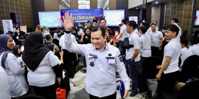 Penjabat (Pj.) Gubernur Provinsi Sumatera Selatan (Sumsel), Elen Setiadi, menghadiri Temu Alumni Prakerja Palembang yang diselenggarakan oleh Manajemen Pelaksana Program Kartu Kerja Kementerian Koordinator (Kemenko) Bidang Perekonomian Republik Indonesia, di Ballroom Hotel Harper Palembang, pada hari Kamis tanggal 26 September 2024. (foto : Humas Pemprov Sumsel)