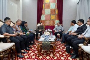 Penjabat (Pj.) Gubernur Provinsi Sumatera Selatan (Sumsel), Elen Setiadi, menerima Direktur Manajemen Inestasi, Kementerian Pariwisata dan Ekonomi Kreatif (Kemenparekraf) Republik Indonesia, Zulkifli Harapan, pada hari Senin sore tanggal 16 September 2024 di Griya Agung. (foto : Humas Pemprov Sumsel)