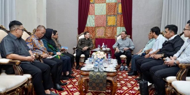 Penjabat (Pj.) Gubernur Provinsi Sumatera Selatan (Sumsel), Elen Setiadi, menerima Direktur Manajemen Inestasi, Kementerian Pariwisata dan Ekonomi Kreatif (Kemenparekraf) Republik Indonesia, Zulkifli Harapan, pada hari Senin sore tanggal 16 September 2024 di Griya Agung. (foto : Humas Pemprov Sumsel)