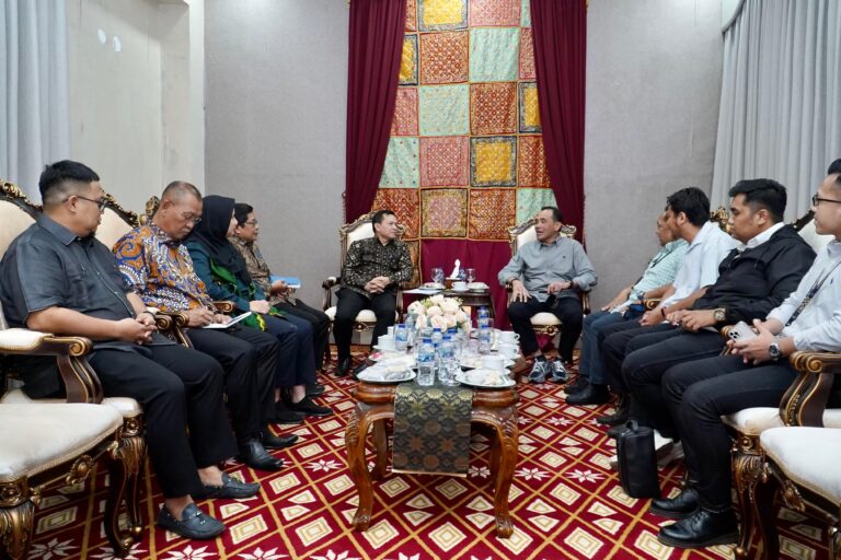 Penjabat (Pj.) Gubernur Provinsi Sumatera Selatan (Sumsel), Elen Setiadi, menerima Direktur Manajemen Inestasi, Kementerian Pariwisata dan Ekonomi Kreatif (Kemenparekraf) Republik Indonesia, Zulkifli Harapan, pada hari Senin sore tanggal 16 September 2024 di Griya Agung. (foto : Humas Pemprov Sumsel)