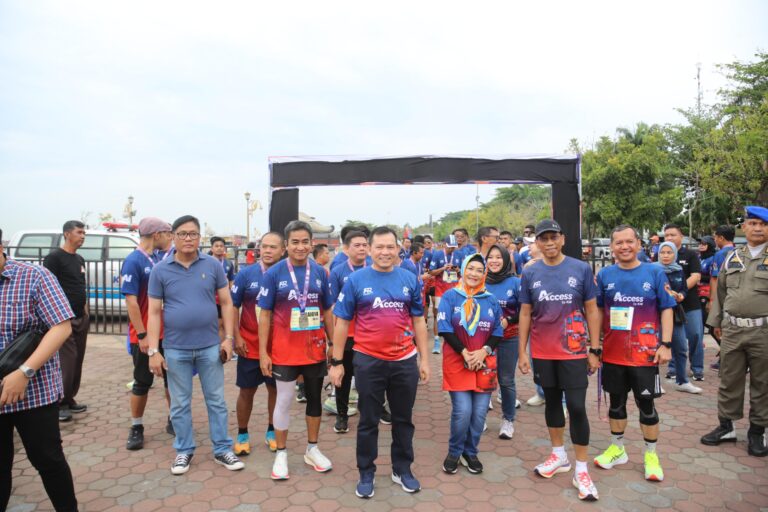 enjabat (Pj.) Gubernur Provinsi Sumatera Selatan (Sumsel), Elen Setiadi, menghadiri Closing of 30 Days Running Challenge and 5 th Anniversary Rail Runners Indonesia di Pelataran Benteng Kuto Besak (BKB), Palembang, hari Sabtu pagi, tanggal 14 September 2024. (foto : Humas Pemprov Sumsel)