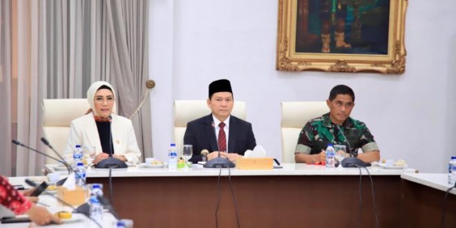 Penjabat (Pj.) Gubernur Provinsi Sumatera Selatan (Sumsel), Elen Setiadi, menggelar rapat bersama Forum Koordinasi Pimpinan Daerah (Forkopimda), terkait persiapan pelaksanaan Pemilihan Kepala Daerah (Pilkada) yang bakal digelar tanggal 27 November 2024 mendatang. (foto : Humas Pemprov Sumsel)