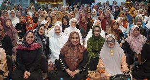 Pj. Ketua TP PKK Provinsi Sumatera Selatan, Melza Elen Setiadi, foto bersama dengan Anggota DWP pada acara peringatan Maulid Nabi Muhammad SAW di Griya Agung, Palembang, hari Kamis, tanggal 12 September 2024. (BekisarMedia.id/Angga)