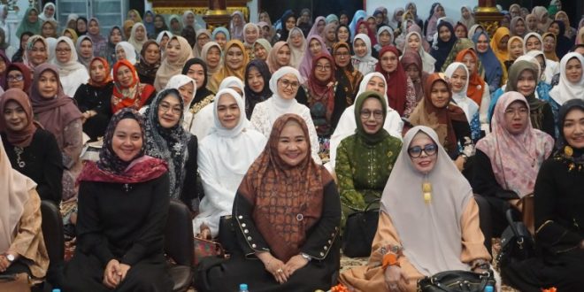 Pj. Ketua TP PKK Provinsi Sumatera Selatan, Melza Elen Setiadi, foto bersama dengan Anggota DWP pada acara peringatan Maulid Nabi Muhammad SAW di Griya Agung, Palembang, hari Kamis, tanggal 12 September 2024. (BekisarMedia.id/Angga)