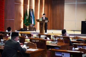 Pj. Gubernur Provinsi Sumatera Selatan, Elen Setiadi, memberikan penjelasan tentang Rancangan Peraturan Daerah (Raperda) Perubahan Anggaran Pendapatan dan Belanja Daerah (APBD) Sumsel Tahun Anggaran 2024 pada Rapat Paripurna LXXXVIII (88) di Ruang Rapat Paripurna Dewan Perwakilan Rakyat Daerah (DPRD) Sumsel yang beralamat di Jalan POM IX Kota Palembang, pada hari Jum'at tanggal 23 Agustus 2024. (Bekisar Media / DPRD Sumsel)