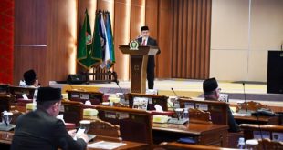 Pj. Gubernur Provinsi Sumatera Selatan, Elen Setiadi, memberikan penjelasan tentang Rancangan Peraturan Daerah (Raperda) Perubahan Anggaran Pendapatan dan Belanja Daerah (APBD) Sumsel Tahun Anggaran 2024 pada Rapat Paripurna LXXXVIII (88) di Ruang Rapat Paripurna Dewan Perwakilan Rakyat Daerah (DPRD) Sumsel yang beralamat di Jalan POM IX Kota Palembang, pada hari Jum'at tanggal 23 Agustus 2024. (Bekisar Media / DPRD Sumsel)