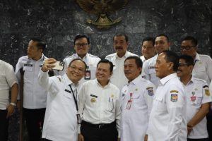 Penjabat (Pj.) Gubernur Provinsi Sumatera Selatan (Sumsel), Elen Setiadi, memaparkan 10 indikator capaian kinerja periode triwulan pertama dalam kegiatan Evaluasi Kinerja Penjabat Gubernur Sumsel, di Gedung Inspektorat (Irjen) Kementerian Dalam Negeri (Kemendagri) Republik Indonesia (RI), Jakarta, pada hari Rabu, tanggal 25 September 2024. (foto : Humas Pemprov Sumsel)