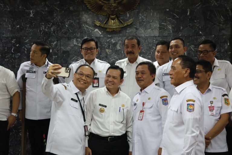 Penjabat (Pj.) Gubernur Provinsi Sumatera Selatan (Sumsel), Elen Setiadi, memaparkan 10 indikator capaian kinerja periode triwulan pertama dalam kegiatan Evaluasi Kinerja Penjabat Gubernur Sumsel, di Gedung Inspektorat (Irjen) Kementerian Dalam Negeri (Kemendagri) Republik Indonesia (RI), Jakarta, pada hari Rabu, tanggal 25 September 2024. (foto : Humas Pemprov Sumsel)